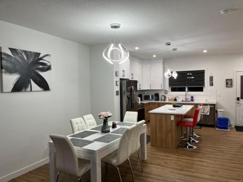 Elegant 3BD Home in Beaumont, Double Garage in 尼斯庫