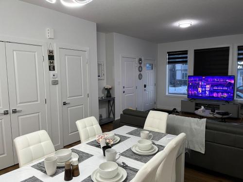 Elegant 3BD Home in Beaumont, Double Garage in 尼斯庫