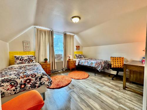 Private Room with 2 Twin Beds- Air Conditioning and Shared Bathrooms, King, Washington