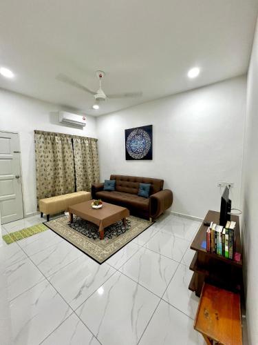 Rozie Cozy,Merlimau 6-8pax 3Bedrooms2Bathrooms single storey terrace house in Merlimau