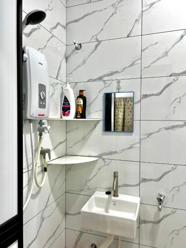 Bathroom, Rozie Cozy,Merlimau 6-8pax 3Bedrooms2Bathrooms single storey terrace house in Merlimau