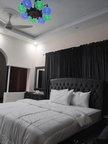 The Elegant Lodge-Guest House - image 5