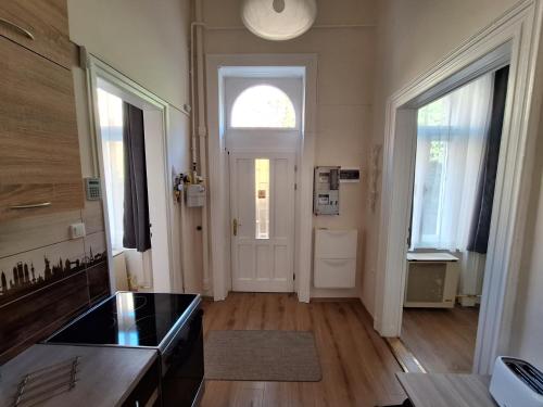 Lofty Apartment with Free Garage near the Gozsdu Courtyard - image 8