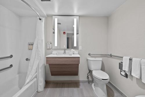 홀리데이 인 익스프레스 호텔 앤 스위트 웨스트포인트-포트 몽고메리 바이 IHG - 화장실
