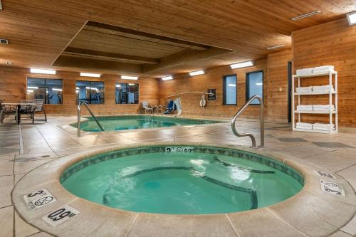 Comfort Suites Manhattan - image 12
