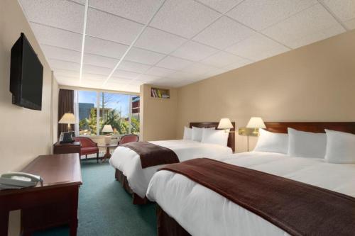 The Brunswick Hotel Complex Ideally located in the prime touristic area of Parry Sound, Knights Inns - Parry Sound promises a relaxing and wonderful visit. The hotel has everything you need for a comfortable stay. Take advantage