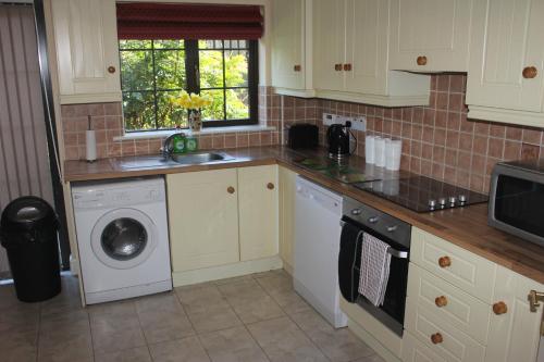 Kitchen, Garden View Self Catering Lough Rynn in Mohill
