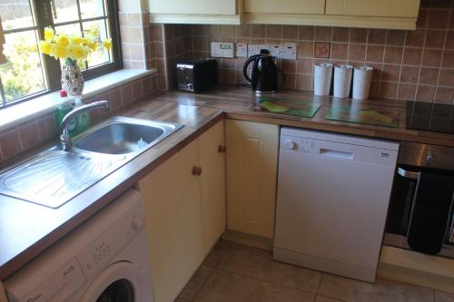 Kitchen, Garden View Self Catering Lough Rynn in Mohill