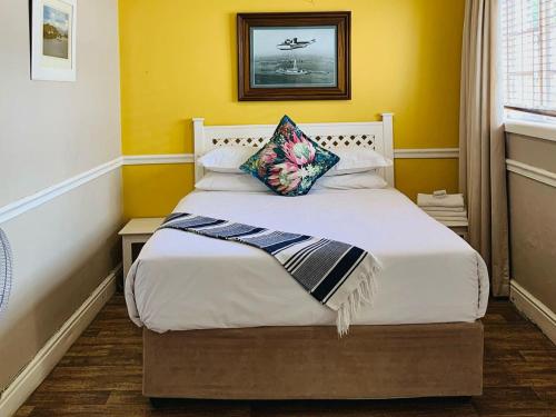 1 double bed, 2 twin beds