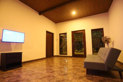 AMcroos, Negombo