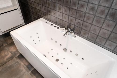 Bathroom, Modern apartment in the heart of Uus-Veerenni in Veerenni