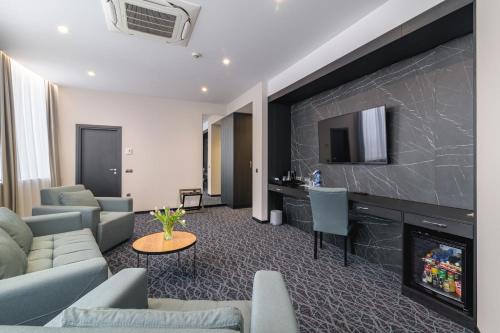2 twin beds, 1 sofa bed