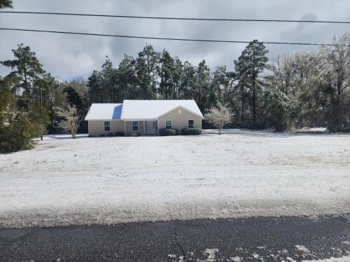 Cozy 4 bedroom home with HUGE yard in Brunswick in Brunswick