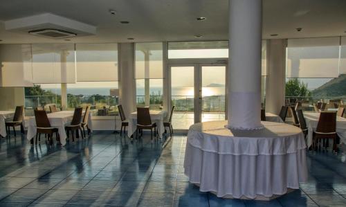 ห้องส่วนกลางสำหรับนั่งเล่น/ดูทีวี, Moresco Park Hotel in สแปร์โลนกา