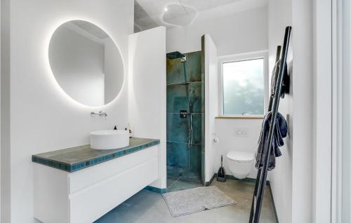 Bathroom, 4 Bedroom Gorgeous Home In Esbjerg V in Hjerting