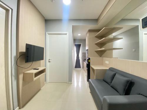 Cozy 1BR Apartment at Parahyangan Residence Bandung By Travelio, Bandung