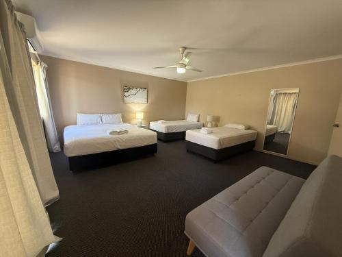 ฮาเบอร์ เซลส์ มอเตอร์อินน์ (Harbour Sails Motor Inn) in แกลดสโตน