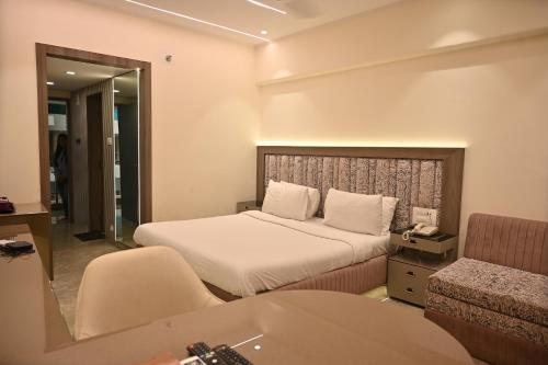 1 king bed, 1 sofa bed