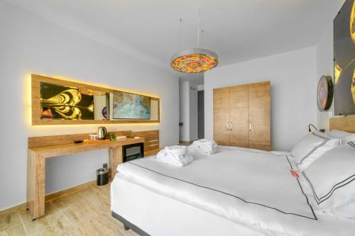 1 queen bed, 1 twin bed