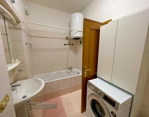 MARIA TERESA Apartment - Sophisticated Living and City Links - Quartiere TRIESTE, Rome (photo 9)