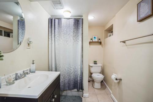 1BR Queen Suite w secure Parking and FiberOptics in Washington, USA