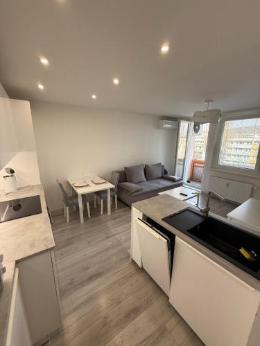 Modern apartment near City Center with easy transport access, Bratislava (Foto 2)