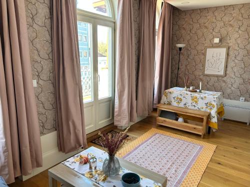 A balcony and garden View Apartment, Oporto