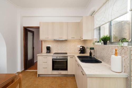 3BD Apt in The Center of Eretria in יובואה