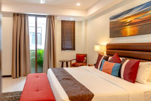 1 queen bed, 1 sofa bed