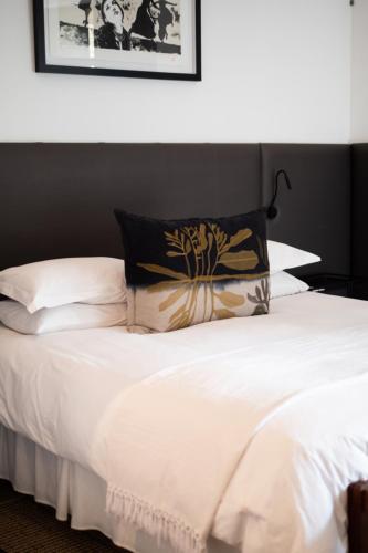Standard Double Room image 9