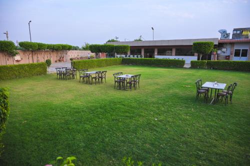 ห้องอาหาร, Apple Resort & Restaurant in สิโรดิ