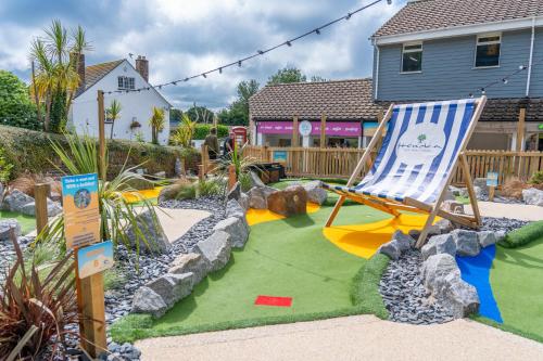 pole do gry w minigolfa, Hendra Holiday Park in Quintrell Downs