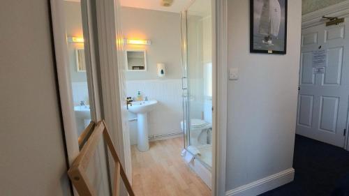 Royal Temple Yacht Club - image 2