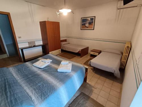 1 queen bed, 2 twin beds