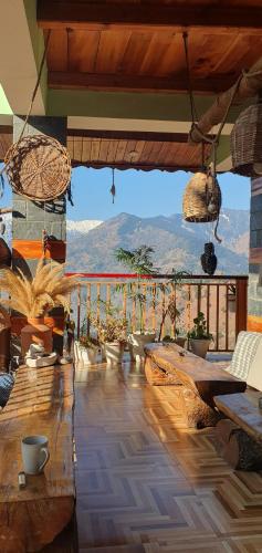 Restaurant, BohOdyssey Hallan a Traditional Village Stay with Panoramic Mountain Views in Bharhka