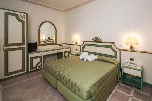 1 queen bed, 1 twin bed, 2 sofa beds