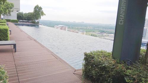 Luminous 1BR | Tamarian|Wi~Fi|Netflix|Free Parking