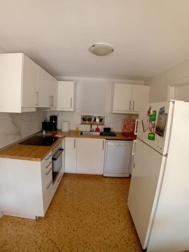 SUNNY APARTMENT NORTHERN ATHENS in Lykovrysi