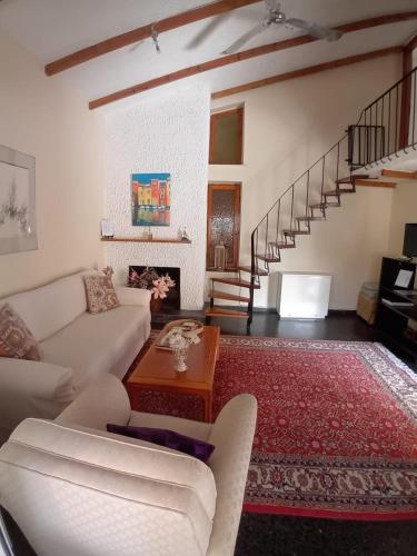 SUNNY APARTMENT NORTHERN ATHENS in Lykovrysi