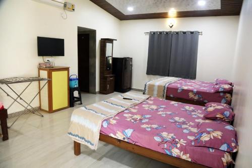 Family Room with Garden View image 10