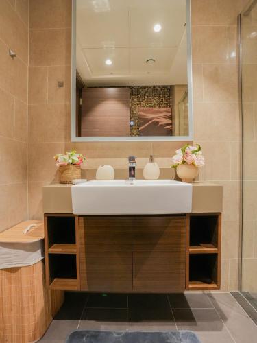 Luxury 2BR | Stunning Amenities - image 13