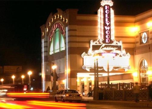 附近景點, Downtown Aurora River Facing Gem in 奧羅拉