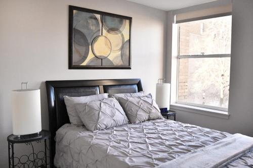 Downtown Aurora River Facing Gem in 奧羅拉