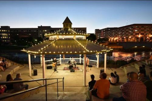 附近景點, Downtown Aurora River Facing Gem in 奧羅拉