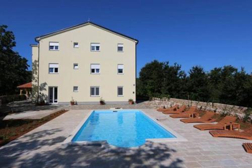 Apartment with Pool View 