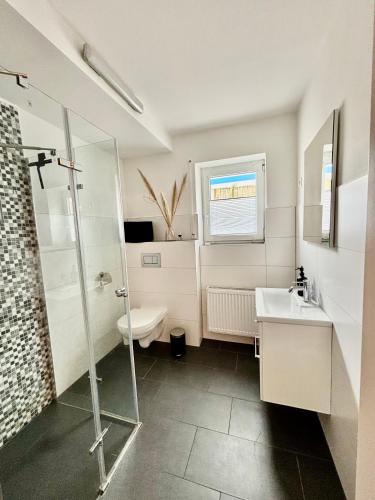 淋浴間, Stilvolle Einliegerwohnung mit Boxspringbett in 巴本豪森