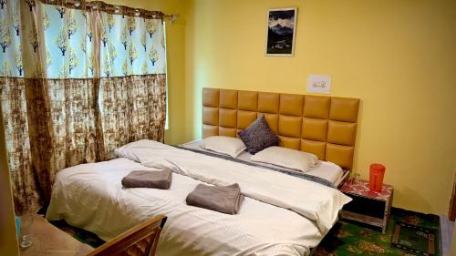 1 king bed, 1 queen bed, 1 double bed, 1 twin bed