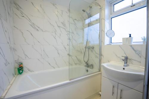 2 Bed Flat - Sleeps 6 - Parking - Wifi, Londra (foto 9)
