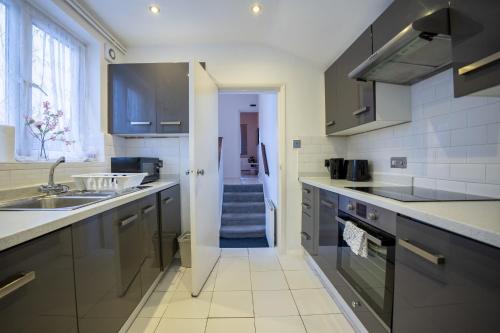 2 Bed Flat - Sleeps 6 - Parking - Wifi, Londra (foto 6)