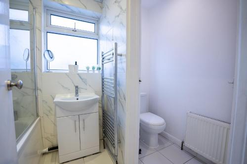2 Bed Flat - Sleeps 6 - Parking - Wifi, Londra (foto 8)